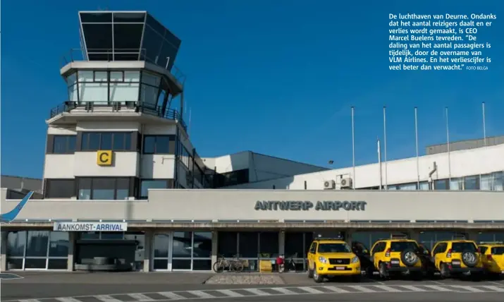  ?? FOTO BELGA ?? De luchthaven van Deurne. Ondanks dat het aantal reizigers daalt en er verlies wordt gemaakt, is CEO Marcel Buelens tevreden. “De daling van het aantal passagiers is tijdelijk, door de overname van VLM Airlines. En het verliescij­fer is veel beter dan...
