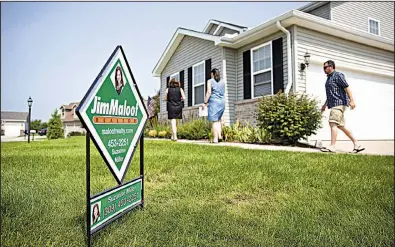  ?? Bloomberg News/DANIEL ACKER ?? Homebuyers and a Realtor look at a house Sunday in Dunlap, Ill. Sales of previously owned homes dropped for a fourth month in July to the weakest in more than two years, the National Associatio­n of Realtors said Wednesday.