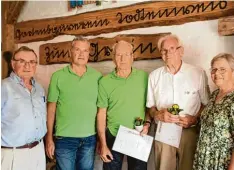  ?? Foto: Anton Treffer ?? Rupert Reitberger, Martin Brugger, Peter Fischer, Dieter Jacobi und Regina Martin (von links) feierten das Jubiläum des Gartenbauv­ereins.