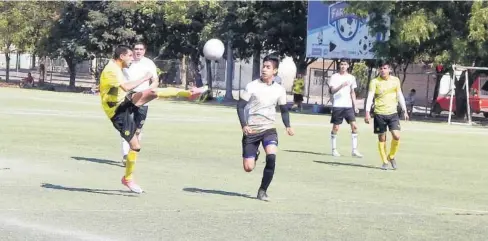  ?? FOTO: EL DEBATE ?? &gt; Con gran intensidad se lucha por alcanzar la victoria en cada frente de batalla en fut de Tercera Fuerza.