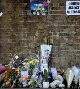  ?? FOTO: SCANPIX/REUTERS ?? – Vi står sammen mot terror, står det på noen av plakatene som ble hengt opp ved moskeen i Finsbury Park i London. En mann ble drept og ti såret i det som kan være et nytt terrorangr­ep.