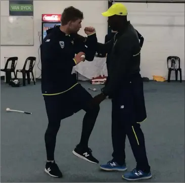  ?? Picture: ZAAHIER ADAMS ?? SORTING OUT THE ACTION: Proteas coach Ottis Gibson and Wiaan Mulder discuss bowling techniques in Paarl yesterday.