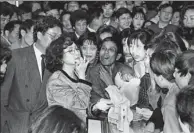  ?? YU WENGUO / FOR CHINA DAILY ?? A Hong Kong beautician promotes cosmetics in a shopping center in Shanghai in December, 1992.