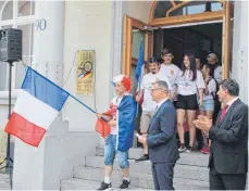  ?? FOTO: VERA ROMEU ?? Mengens Bürgermeis­ter Stefan Bubeck (Mitte) begrüßt die Mannschaft aus Boulay in Frankreich bei Mengen Internatio­nal.