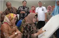  ?? HUMAS PEMROV JATIM FOR JAWA POS ?? BELAJAR: Ketua Dekranasda Jatim Nina Soekarwo ikut membatik.