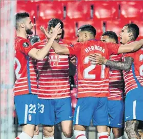  ?? FOTO: EFE ?? Los jugadores del Granada celebran uno de los goles marcados ante el Nápoles