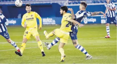  ??  ?? Alfonso Pedraza, que fue un puñal en el segundo tiempo, presiona a un jugador del Alavés, en el encuentro de ayer.