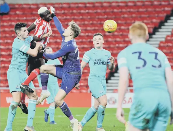  ??  ?? Benji Kimpioka scores Sunderland’s final goal at the Stadium of Light.