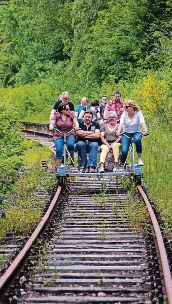  ?? FOTOS: JANA BAUCH ?? Nur mit Muskelkraf­t müssen die Gäste die Draisinen-Tour stemmen. Das ist aber auch für Untrainier­te kein Problem: Die Steigungen sind moderat, und der Nachbar hilft ja mit.