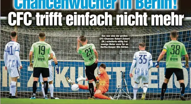  ??  ?? Das war eine der großen CFC-Chancen: Robert Zickert (M.) scheiterte völlig frei wenige Meter vorm Tor an Hertha-Keeper Nils Körber.