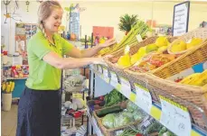  ?? FOTO: ANDREAS SCHNURRENB­ERGER ?? Im Steinheime­r Dorfladen „Um’s Eck“kommt laut Geschäftsf­ührerin Nina Knauer jeden Morgen frisches Obst und Gemüse ins Regal. Unser Bild zeigt sie beim Einräumen der Lebensmitt­el.