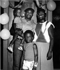  ?? STAFF FILE PHOTO ?? Tim Raines with his mother Florence and sons Tim Jr. and Andre in 1986. She was a school custodian, worked in day care and cleaned houses.