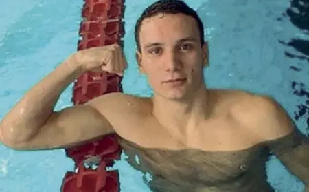  ??  ?? Ferito Manuel Bortuzzo, 19 anni, era una promessa del nuoto. Nella foto grande lui in piscina, qui accanto, invece, è in auto in compagnia del padre