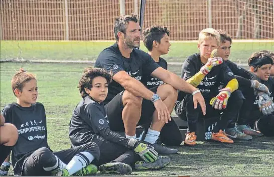  ?? ALSOLAJERO ?? Ernesto García, entre sus alumnos, en un curso en Lanzarote, en el 2016