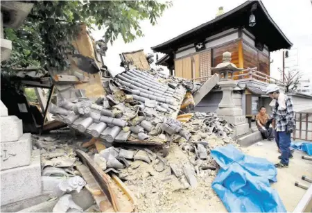  ?? – KEYSTONE ?? Le pont du temple de Myotoku-ji, à Ibaraki, n’a pas résisté aux secousses qui ont frappé l’archipel vers 8 h locales du matin.