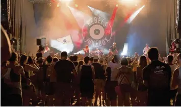  ?? Foto: Vanessa Wagner ?? Den Auftritt vor Tausenden von Fans auf dem Southside Festival wird die Augsburger Band Rebels of the Jukebox nicht so schnell vergessen.