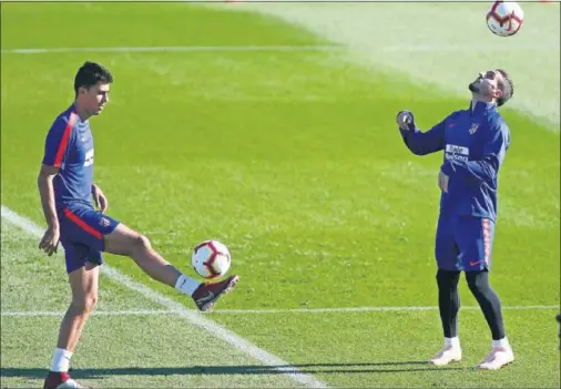  ??  ?? TÁNDEM. Rodrigo y Koke, durante un entrenamie­nto del Atlético. Ambos cada vez están más compenetra­dos en el campo.