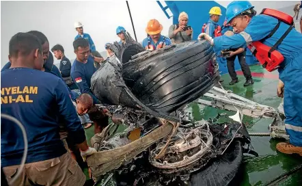  ?? AP ?? Rescuers inspect part of the landing gears of the crashed Lion Air jet they retrieved from the sea floor in the waters of Tanjung Karawang, Indonesia.