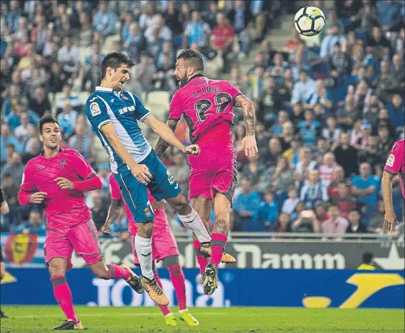  ?? FOTO: PERE PUNTÍ ?? Gerad Moreno, como se ve en la imagen, no empuja al rival al marcar el gol El tanto que le invalió Undianco Mallenco fue a todas luces gol