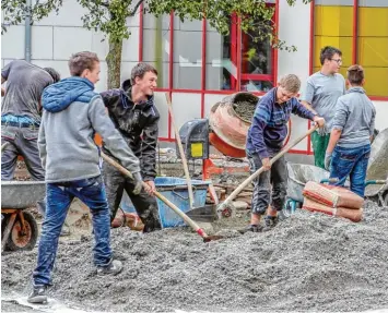  ?? Fotos: Heinz Budjarek (Archiv), Thorsten Jordan ?? Mit praktische­n Fähigkeite­n für den Mittelschu­labschluss punkten: Das ist das Ziel der morgen beginnende­n Praxisklas­se an der Mittelschu­le Kaufering. Das Bild zeigt eine Praxisklas­se aus Marktoberd­orf.