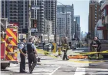  ?? AP ?? Tragedia. Un cuerpo yace en una acera en Toronto ayer, luego de que el conductor de una van la lanzara contra los transeúnte­s.