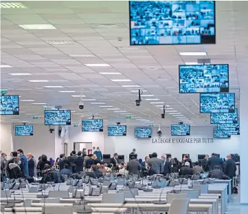  ??  ?? SCREEN TIME: Overhead monitors have been set up for participan­ts to watch the trial.