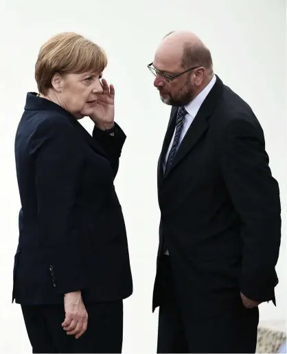  ?? FREDERICK FLORIN
FOTO: LEHTIKUVA/ ?? TVå STORA HAR MAKTEN. Angela Merkels kristdemok­rater och Martin Schulz socialdemo­krater är inte så förtjusta i fortsatt samarbete, men det torde fortsätta även om partierna i den nya förbundsda­gen skulle bli fler. De andra partierna är ännu betydligt...