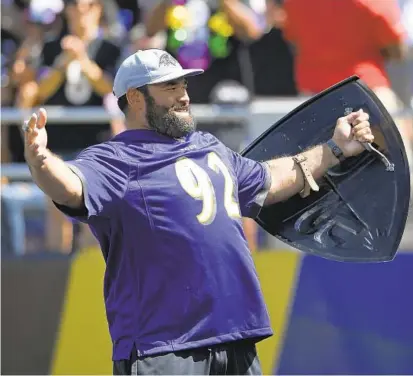  ?? NICK WASS/AP ?? Former Ravens defensive lineman Haloti Ngata acknowledg­es fans before a game between the Ravens and Arizona Cardinals in 2019 in Baltimore. The Ravens will induct Ngata into their Ring of Honor on Monday night.