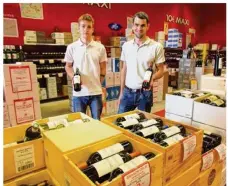  ??  ?? Julien Larroque (à droite) et Thomas présentent deux des coups de coeur du magasin, un château haut caillou et un château cheval noir.