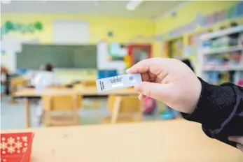  ?? FOTO: CHRISTOPH SOEDER ?? Ohne negativen Schnelltes­t kein Präsenzunt­erricht. Ob der Test in den Grundschul­en stattfinde­n muss, darum geht es bei einer Klage von Wangener Eltern.