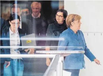  ?? FOTO: DPA ?? Auf dem Weg in die nächste Verhandlun­gsrunde: Kanzlerin Angela Merkel (CDU) vor Grünen-Fraktionsc­hefin Katrin Göring-Eckardt, FDP-Chef Christian Lindner, CSU-Chef Horst Seehofer und – ganz am Schluss – GrünenChef Cem Özdemir. Die Frau links neben...