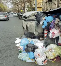  ?? (foto LaPresse) ?? Cassonetti strapieni Da sinistra in viale delle Provincie, via Santa Croce in Gerusalemm­e (Porta Maggiore) e viale delle Medaglie d’Oro