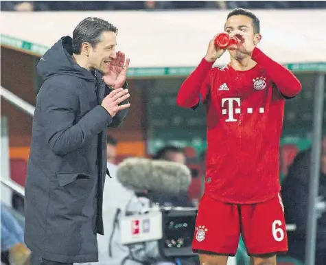  ?? IMAGO ?? Der Bayern-Sechser Thiago (r.) arbeitete gegen Augsburg zu wenig nach hinten und erzürnte Trainer Niko Kovac. Spektakel in Anfield: Wer legt im Duell Liverpool – Bayern vor? Den Match gibts im Ticker auf 20minuten.ch