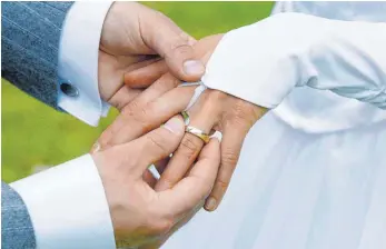  ?? FOTO: DPA ?? Ein Brautpaar gibt sich das Ja-Wort: Bei der Hochzeitsp­lanung will sich erst einmal niemand mit der Scheidung befassen. Trotzdem kann es sinnvoll sein, über einen Ehevertrag nachzudenk­en.