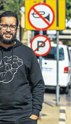  ?? Picture: SIMPIWE NKWALI ?? BEEP PREPARED: Comedian Yaaseen Barnes’s one-liners are simply cringewort­hy