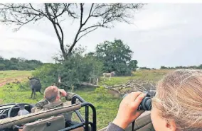  ?? FOTO: KRISTIN PALITZA/DPA ?? Ella Wood (rechts) und Ranger Damen Pheiffer auf Pirschfahr­t im Phinda-Naturreser­vat.