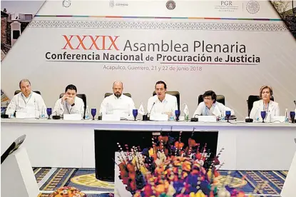  ??  ?? Alberto Elías Beltrán, encargado de despacho de la PGR (al micrófono), en la reunión de procurador­es.
