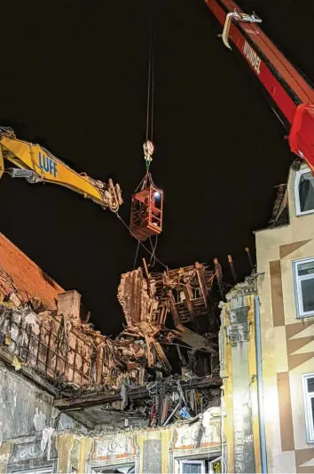  ?? Foto: Jörg Heinzle ?? Schwierige Arbeiten: Das Giebelstüc­k im hinteren Bereich der Brandruine wurde noch in der Nacht zum Dienstag kontrollie­rt zum Einsturz gebracht, weil es das Nachbarhau­s gefährdete.