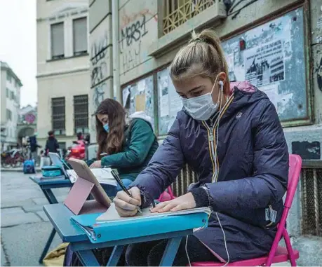  ??  ?? In Dad davanti alla sua scuola Anita, 12 anni, durante il periodo di chiusura dell’istituto «Calvino» ha rivendicat­o il diritto di studiare in presenza