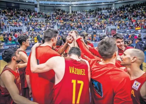  ??  ?? GUERREROS. Los jugadores de la nueva España hacen piña después de cerrar la primera Ventana con un triunfo ante Eslovenia en Burgos.