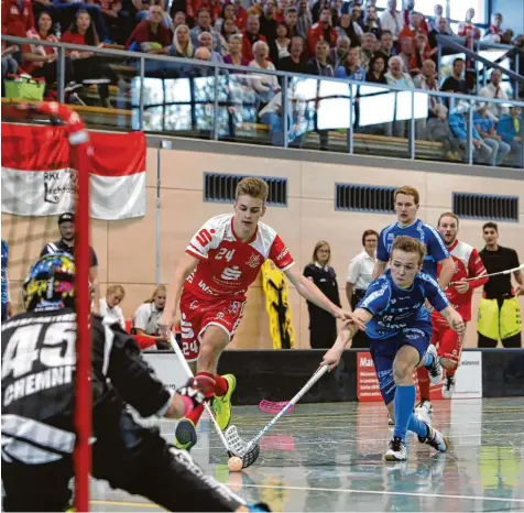  ?? Foto: Julian Leitenstor­fer ?? Mit einem deutlichen 6:3 Sieg gegen die Floor Fighters Chemnitz sind die Kauferinge­r Red Hocks (links Albert Sikora) in die neue Bundesliga Saison gestartet.