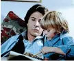  ??  ?? Padre e figlioDust­in Hoffman con il piccolo Justin Henry in «Kramer contro Kramer» di Robert Benton