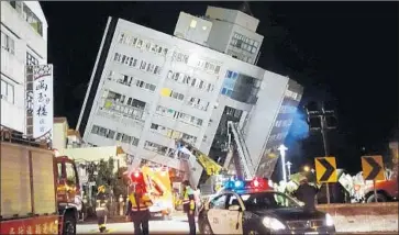  ?? Tian Jun-hsiung Associated Press ?? THE TEMBLOR damaged buildings in Hualien County and left one of them leaning so precipitou­sly that rescue workers were unable to go in. Taiwan sent more than 400 military personnel to assist in rescue efforts.