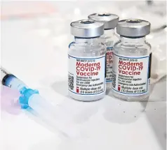  ??  ?? Dosis De la vacuna contra el coronaviru­s desarrolla­da por Moderna