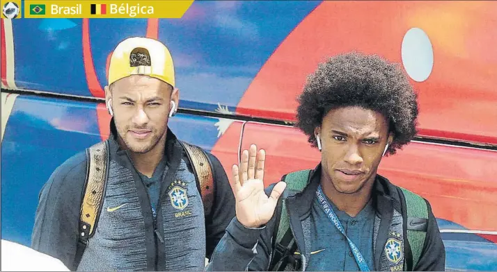  ?? FOTO: CBF ?? Neymar y Willian saludan a su llegada a Kazán, donde les esperaba cerca de un millar de brasileiro­s convencido­s de que el talento de su selección vencerá a la también exultante y divertida selección belga