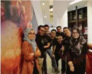  ??  ?? BERUSAHA membantu orang ramai melalui penulisan di blognya.