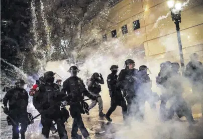  ??  ?? Enfrentami­entos con la policía tras una nueva oleada de protestas contra la violencia policial, ayer.