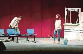  ?? [ FOTO RAFIQAH DAHALI / BH ] ?? Kumpulan Produksi Karma dengan persembaha­n bertajuk ‘Dari M kem pada Festival Teater Negeri Sabah 2017 di Auditorium Kompleks JKKN Sabah.