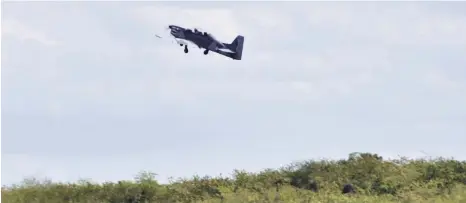  ?? LEONEL MATOS/LD ?? La aeronave en pleno vuelo tras su despegue de la Base Aérea de San Isidro.