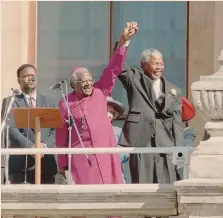  ?? GETTY IMAGES ?? Giornata storica. L’arcivescov­o Desmond Tutu ( al centro) alza il braccio di Nelson Mandela dalla City Hall di Cape Town: è il 9 maggio 1994, Mandela è il primo presidente democratic­amente eletto del Sudafrica
